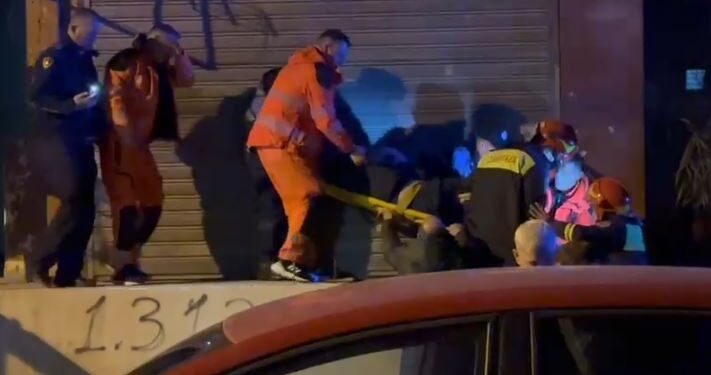 U rrëzua nga kati i 6 dhe mbeti i varur jashtë pallatit, 55-vjeçari shpëtohet nga zjarrfikësit