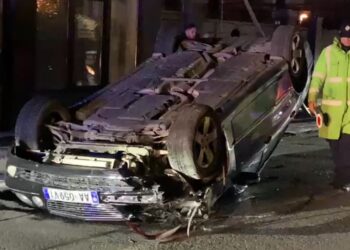 Aksident në Lezhë–Ishull Lezhë: Benz përplas shtyllën, përmbyset, plagoset drejtuesi