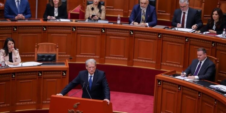 Berisha sfidon Ramën: Po je burrë qëndro në zyrë në datën 24. Po të vjen populli!