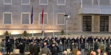 Protesta e PD, vendoset kordoni policor para Kryeministrisë