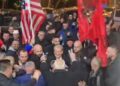 Berisha del nga selia dhe zbret në shesh! Nis zyrtarisht protesta e PD para Kryeministrisë
