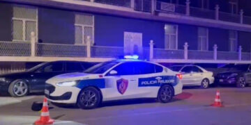 Korçë, zjarr në një banesë në Pedonalen e qytetit, zjarrfikëset në vendngjarje