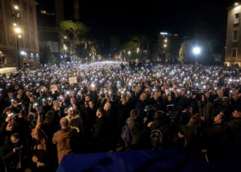 Protestuesit ndezin blicat e telefonave, Bulevardi ndriçohet gjatë tubimit të opozitës