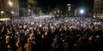 Protestuesit ndezin blicat e telefonave, Bulevardi ndriçohet gjatë tubimit të opozitës