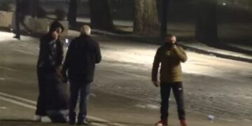 Policia gaz lotësjellës drejt protestuesve, një qytetar ndjehet keq, merret nga ambulanca