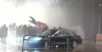 Protestuesit zbrazin sheshin, drejtohen te Kuvendi. Berisha largohet me makinë