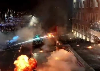 Molotovë drejt Kryeministrisë, disa efektivë në spital, merren nga ambulanca