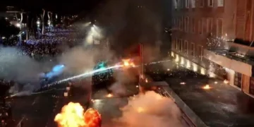 Molotovë drejt Kryeministrisë, disa efektivë në spital, merren nga ambulanca