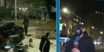 Kuvendi nën “mjegullën” e gazit lotësjellës, protestuesit hedhin pllakat e trotuarit drejt policisë