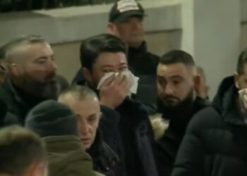 Me shami në hundë, Shkëlzen Berisha mes protestuesve para Parlamentit