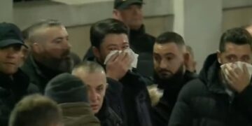 Me shami në hundë, Shkëlzen Berisha mes protestuesve para Parlamentit