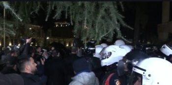 Tensionet në protestë/ Policia: 11 efektivë të dëmtuar, po marrin ndihmë mjekësore