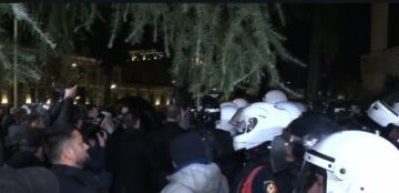 Tensionet në protestë/ Policia: 11 efektivë të dëmtuar, po marrin ndihmë mjekësore