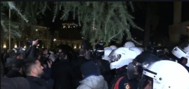 Tensionet në protestë/ Policia: 11 efektivë të dëmtuar, po marrin ndihmë mjekësore