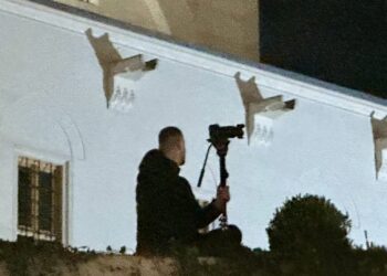 PD denoncon: Policë filmuan protestues në xhami, shkelje e rëndë