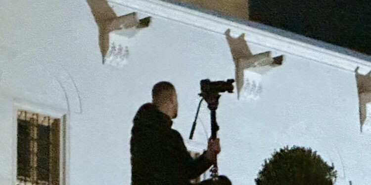 PD denoncon: Policë filmuan protestues në xhami, shkelje e rëndë