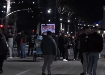 “Afera ‘Balluku’/ Protestë para Kryeministrisë, qytetarët mblidhen”