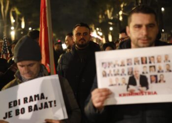 Protesta kombëtare para Kryeministrisë/ Deputeti i PD Besart Xhaferi i bashkohet Adriatik Lapajt