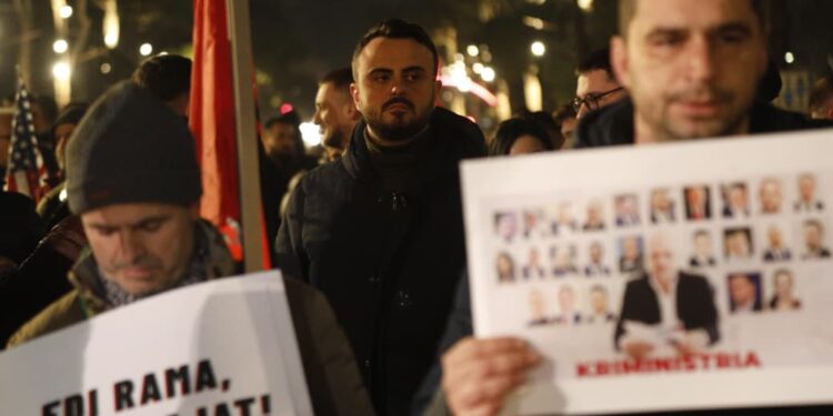 Protesta kombëtare para Kryeministrisë/ Deputeti i PD Besart Xhaferi i bashkohet Adriatik Lapajt