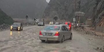 “Kaos dhe radhë kilometrike në aksin Elbasan–Librazhd–Prrenjas”