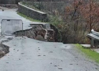 Reshje në Shkodër/ Rruga Prekal–Ura e Shtrenjtë e pakalueshme pas rrëshqitjes së dherave
