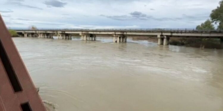 Reshjet e dendura të shiut në vend, rritet ndjeshëm niveli i lumit Vjosë