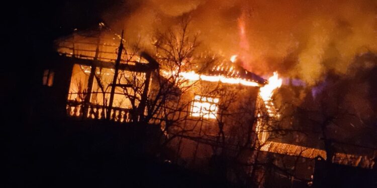 Flakët përfshijnë një banesë në Klos, zjarrfikësit në vendngjarje