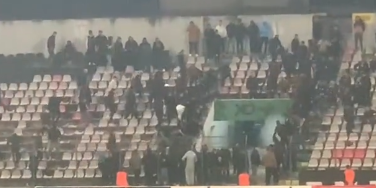 Tension dhe përplasje në “Elbasan Arena”, hidhen edhe stolat