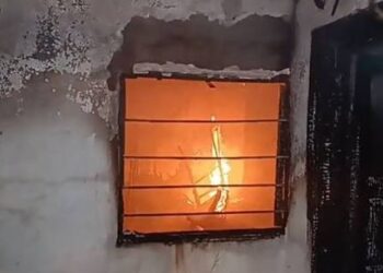 Lushnje, zjarri përfshin disa banesa, një vajzë e re dërgohet në spital e asfiksuar nga tymi