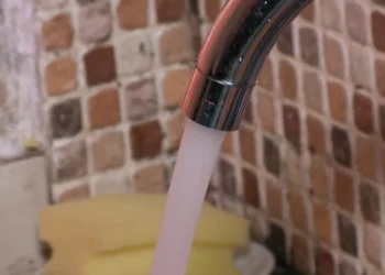 Qytetarët ankohen për klorin dhe erën e ujit në Tiranë, bashkia: Brenda normës, kujdes depozitat