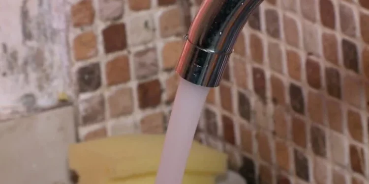 Qytetarët ankohen për klorin dhe erën e ujit në Tiranë, bashkia: Brenda normës, kujdes depozitat