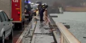 E rëndë në Shkodër! Makina del nga rruga dhe bie nga ura e Spatharit