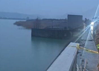 Aksidenti në urën e Spatharit/ 3 persona ranë poshtë urës, njëri në gjendje të rëndë