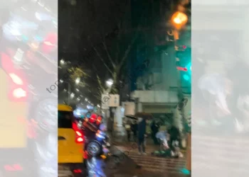 Aksident në rrugën “Siri Kodra” në Tiranë, qytetari përplaset te vijat e bardha