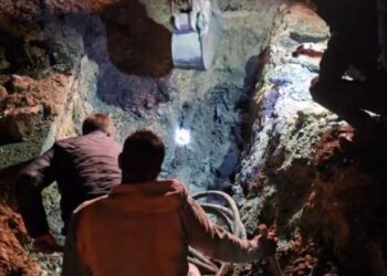 Vlorë: Dëmtohet linja elektrike gjatë punimeve, një lagje mbetet pa energji