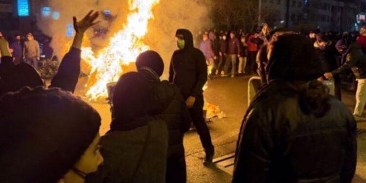 “Operuam 96 orë pa pushim”/ Dëshmi nga Irani për trajtimin e fshehtë të protestuesve