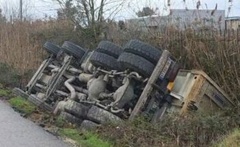 Aksident në aksin Fier-Kallm, kamioni përfundon në kanalin anësor