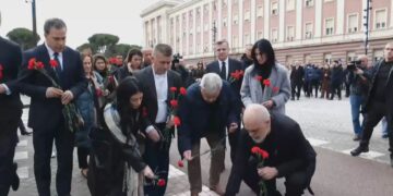 Rama në Bulevard me familjarët e viktimave, lule në vendin ku u vranë 4 protestuesit