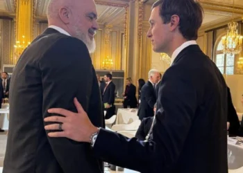 Rama takon dhëndrin e Trump, Jared Kushner në Paris/ Ndan foto duke u përqafuar