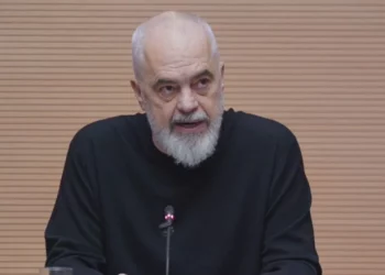 “Do dëmshpërblehen banesat dhe gjëja e gjallë”/ Rama porosi deputetëve: Shkoni pranë njerëzve