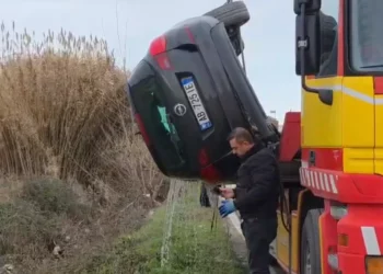 Tentoi të parakalonte, makina bie në kanal në aksin Fier-Seman