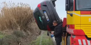 Tentoi të parakalonte, makina bie në kanal në aksin Fier-Seman