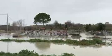 Pamje dramatike në Durrës, lumi Erzen del nga shtrati dhe përmbyt varrezat