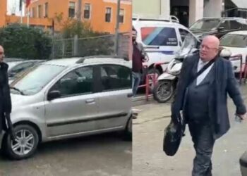 Gjyqi për dosjen ‘Partizani’Në dorë me një dosje voluminoze, dy avokatët e Berishës shkojnë në GJKKO