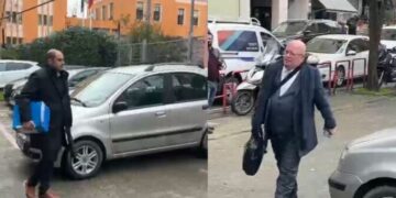 Gjyqi për dosjen ‘Partizani’Në dorë me një dosje voluminoze, dy avokatët e Berishës shkojnë në GJKKO