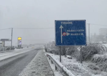 Reshje të dendura bore në Bulqizë, vështirësi në qarkullim