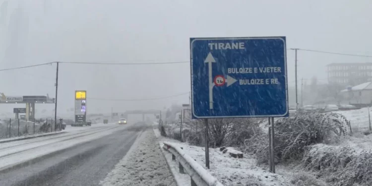 Reshje të dendura bore në Bulqizë, vështirësi në qarkullim