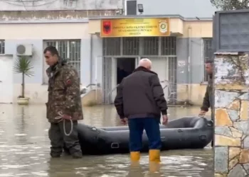 Burgu i Durrësit me gomone në oborr nga përmbytjet, punonjësi: Mos bëj video