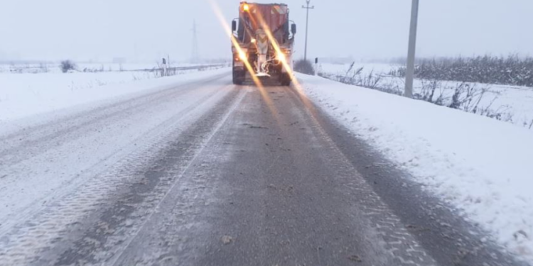 Ndërprerje të energjisë dhe borë në disa akse rrugore në Korçë