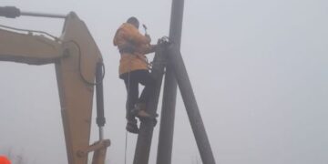 Moti i keq shkatërron linjat e tensionit të ulët,shkakton probleme në furnizimin me energji,Elbasan